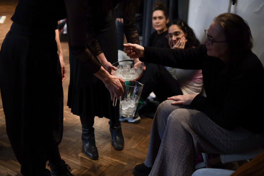 nedelja, 26. 7., 22.00 – Teater v galeriji: Letting Go - Performance Party, plesni performans, Bernadett Jobbágy v sodelovanju s Skladiščem 172 