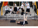 ponedeljek, 27. 7., 18.00 – Teater v galeriji: Ups!, glasbeno-gledališka ulična predstava, Gledališki pevski zbor, Tea Vidmar (foto: Luka Dakskobler)